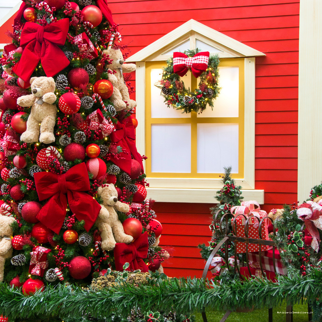 decorazioni di natale per il giardino con albero di natale ghirlanda color rosso