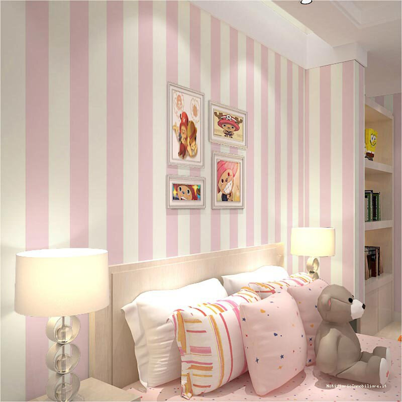 Cameretta per bambini con righe verticali bianche e rosa graziosa