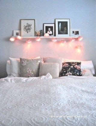 mensola compatta decorata sopra il letto