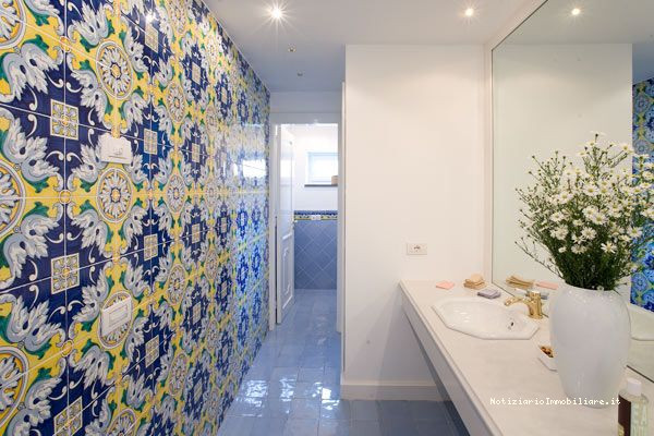 bagno con ceramiche di vietri