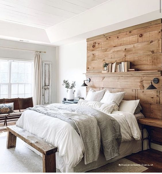 mensola sopra il letto con parete in legno