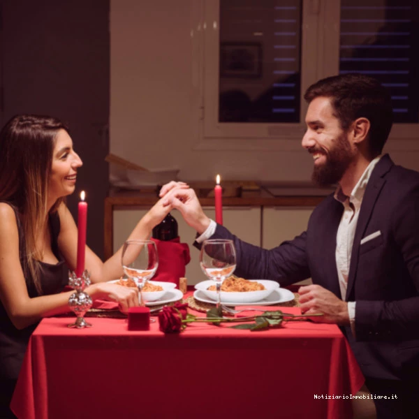 Due persone che si rilassano mentre  una ditta specializzata provvede al loro trasloco