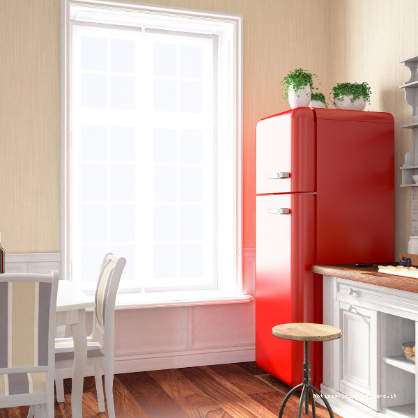 frigorifero colorato rosso in cucina bianca e legno