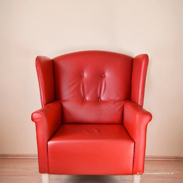 poltrona in pelle rossa con forma inusuale