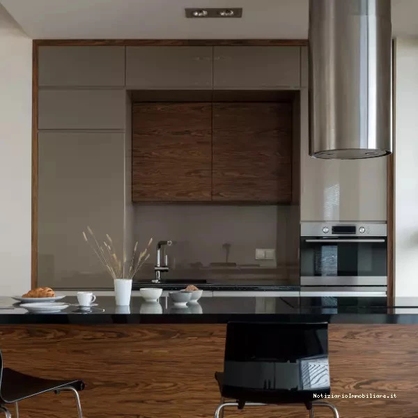 cucina moderna con isola con cappa integrata