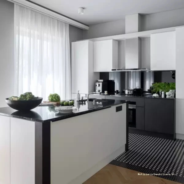 Cucina con isola arredata in bianco e nero