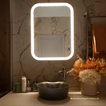 specchio bagno con cornice luminosa rettangolare