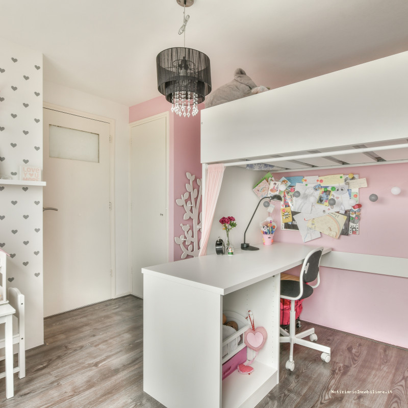 idee pittura cameretta per bambina rosa e con cuoricini 