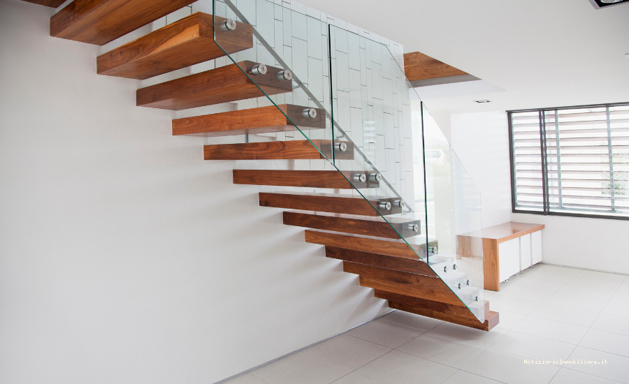 scala moderna per interni in legno e vetro