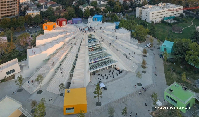 Piramide di Tirana: simbolo dell'Albania che rinasce tra storia e inn